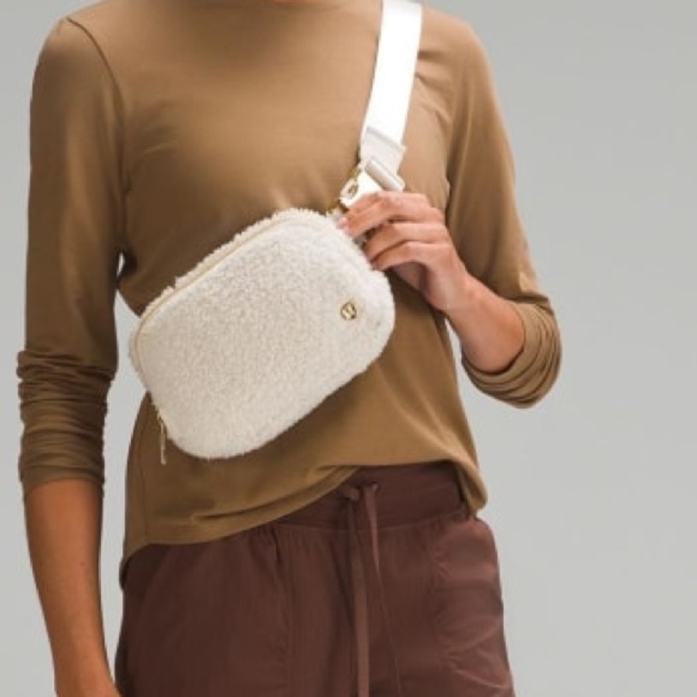 Lululemon Everywhere Belt Bag Fleece ONE SIZE
(White Opal Gold)